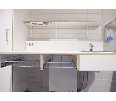 ST Stellebord 1300, 1300 x 900 mm fra ST Inventar, inkl. trådløs fjernkontroll og underlimt vask plassert til høyre (sett forfra), CE-merket stellebord for institusjoner 